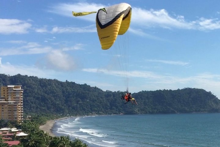 Tandem paragliding flight